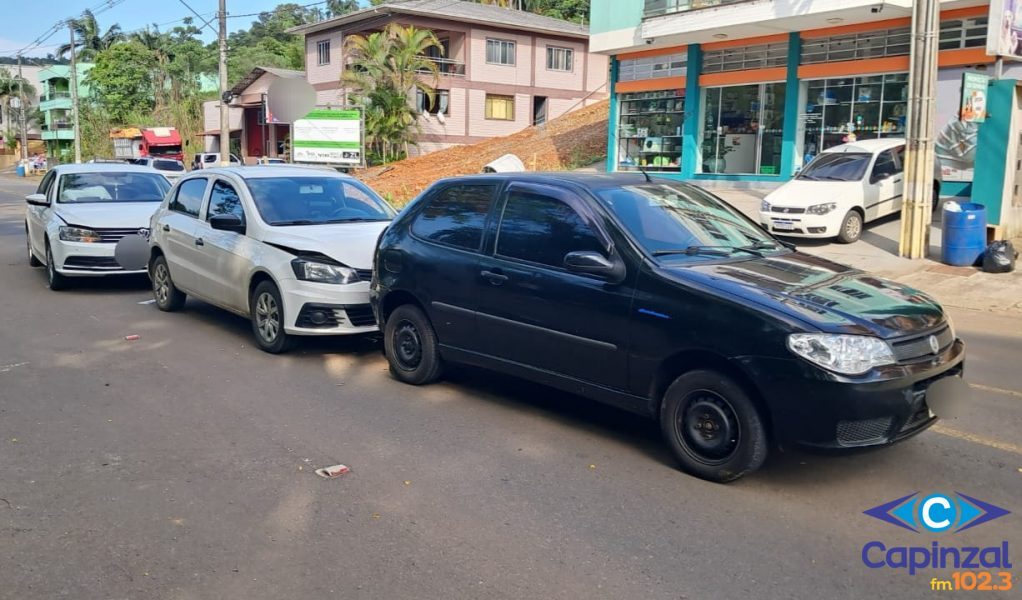 Engavetamento envolve três veículos em Ouro