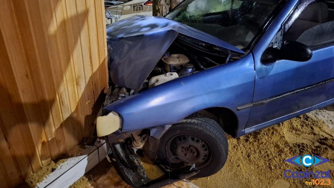 Carro furtado é abandonado após tentativa de fuga e colisão em residência em Herval d’Oeste