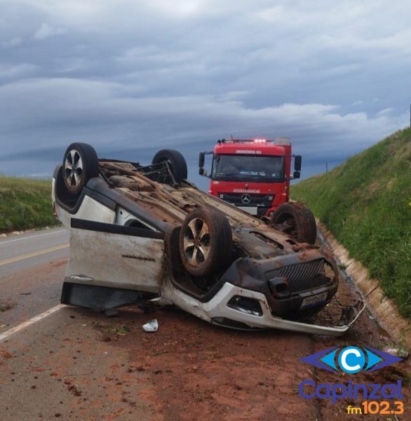 Veículo com placas de Capinzal capota na BR-470 em Campos Novos