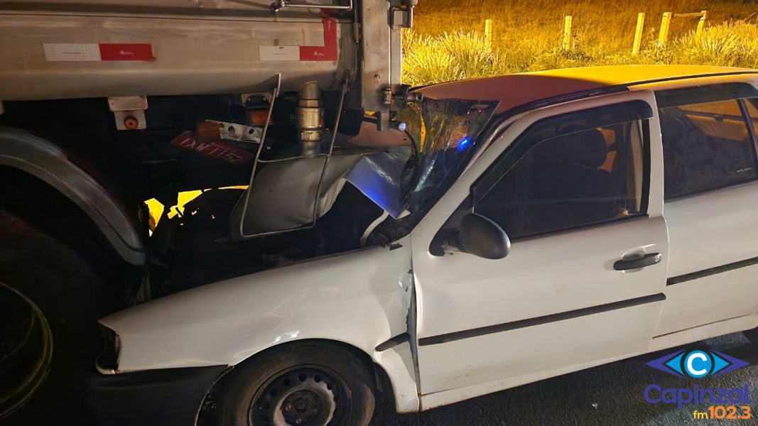 Idoso é socorrido após colisão entre carro e caminhão na SC-150