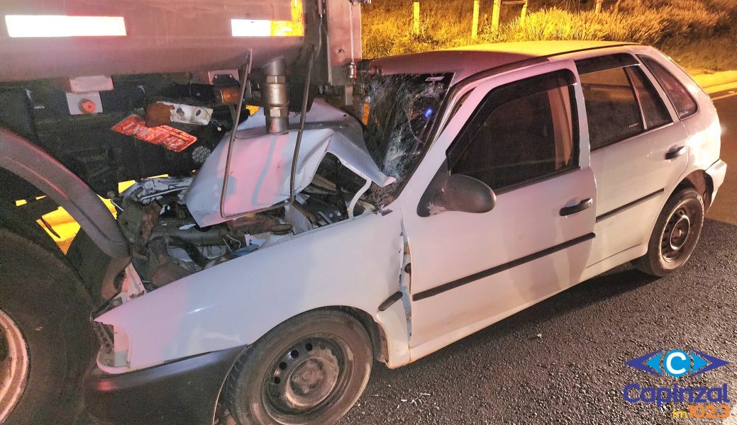 Idoso é socorrido após colidir carro na traseira de caminhão na SC-150 em Capinzal