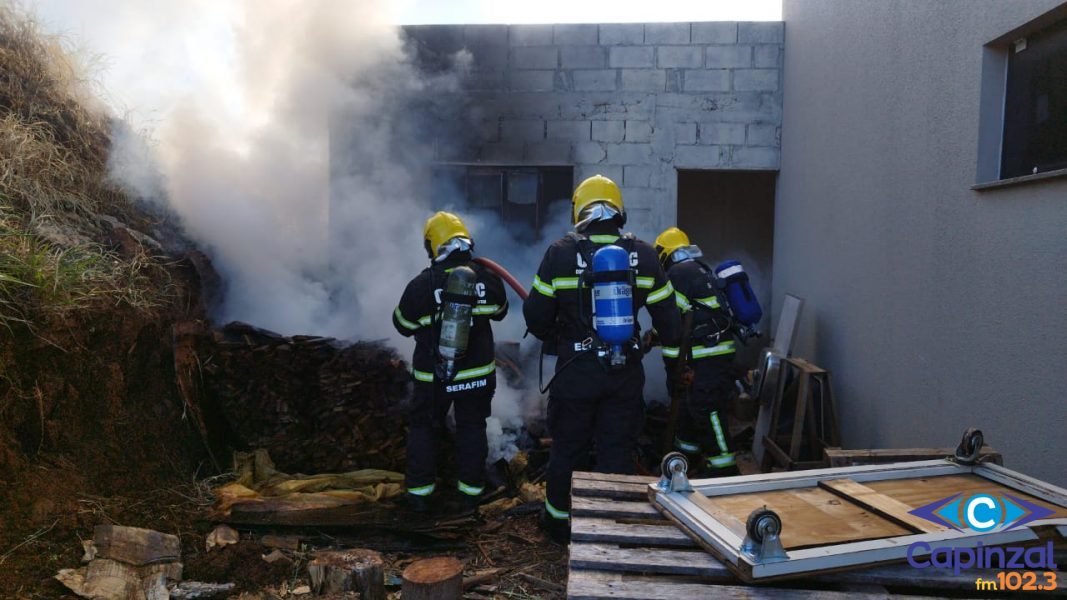 Bombeiros controlam incêndio em pilha de lenha no Loteamento Recanto dos Pássaros, em Capinzal