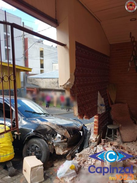 Carro desgovernado atropela dois pedestres e atinge residência em Videira