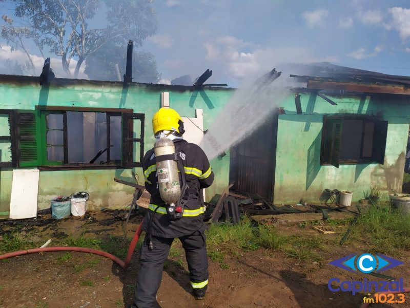 Incêndio destrói residência no interior de Água Doce