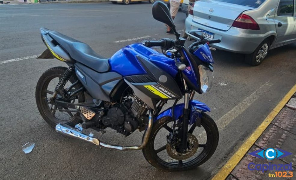 Acidente entre carro e moto deixa um ferido no centro de Capinzal