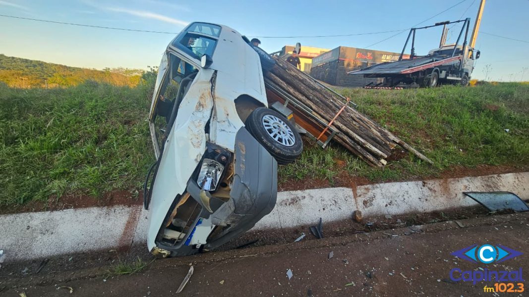 Veículo acoplado a carretinha sai da pista na SC-467, em Capinzal