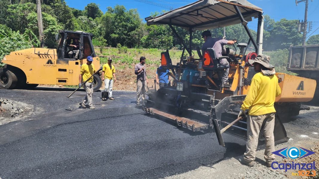 VÍDEO: Iniciada a aplicação da camada asfáltica no acesso à Linha Residência, em Capinzal