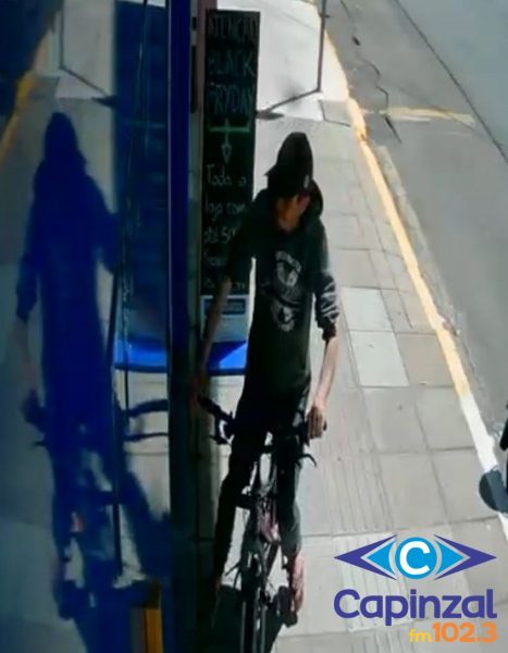 Ladrão furta óculos de vitrine e foge de bicicleta no centro de Campos Novos