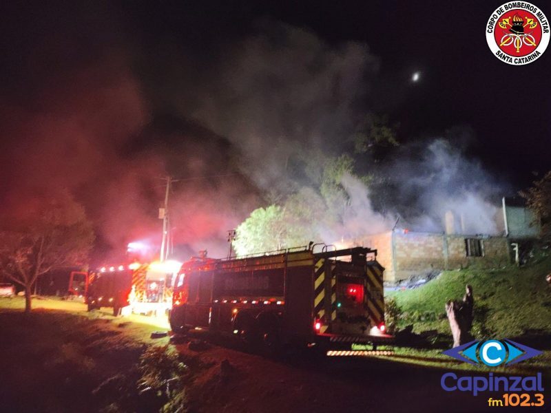 Residência é completamente destruída por incêndio em Fraiburgo