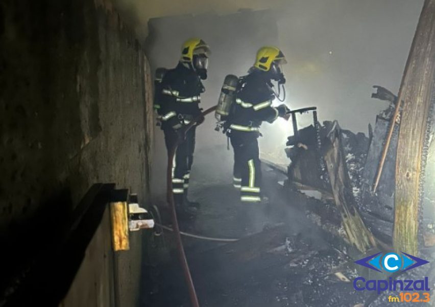 Residência é destruída por incêndio durante a madrugada em Curitibanos
