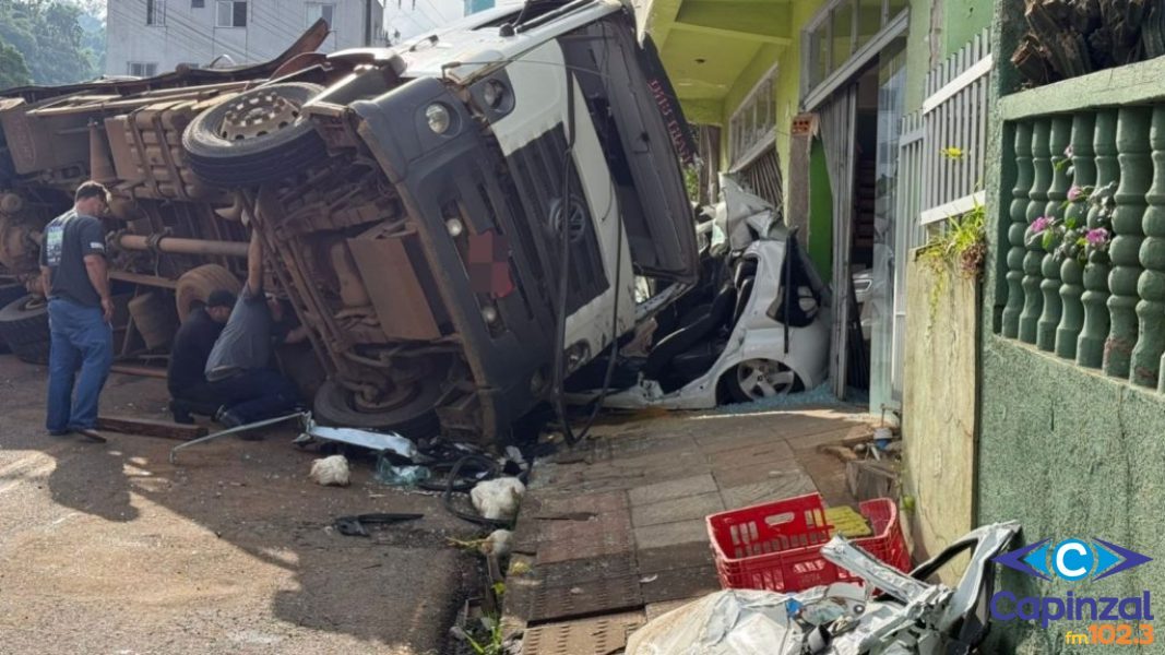 Caminhão com placas de Capinzal fica sem freio e atinge veículos em Herval d’Oeste