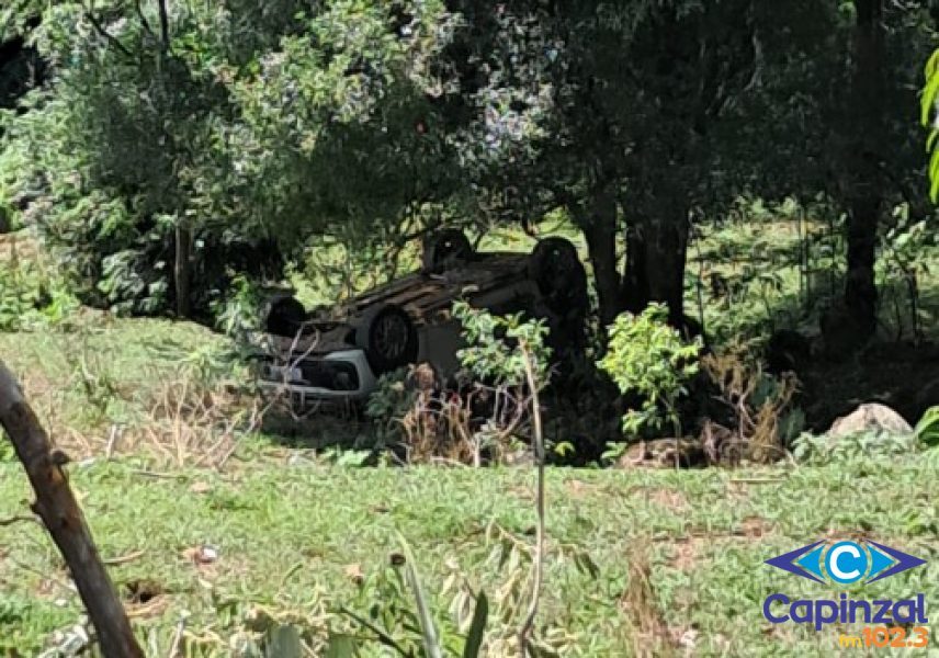 Motorista é socorrida após capotar carro em ribanceira de 50 metros em Ipira