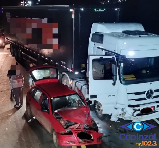 Colisão entre carro e carreta deixa dois feridos na BR-282