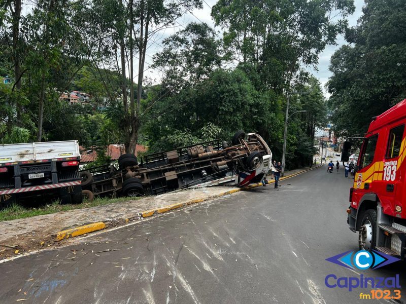 Caminhão sem freios sai da pista e tomba no centro de Seara