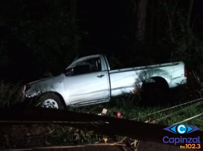 Condutor abandona caminhonete após colisão com poste na SC-283, em Seara