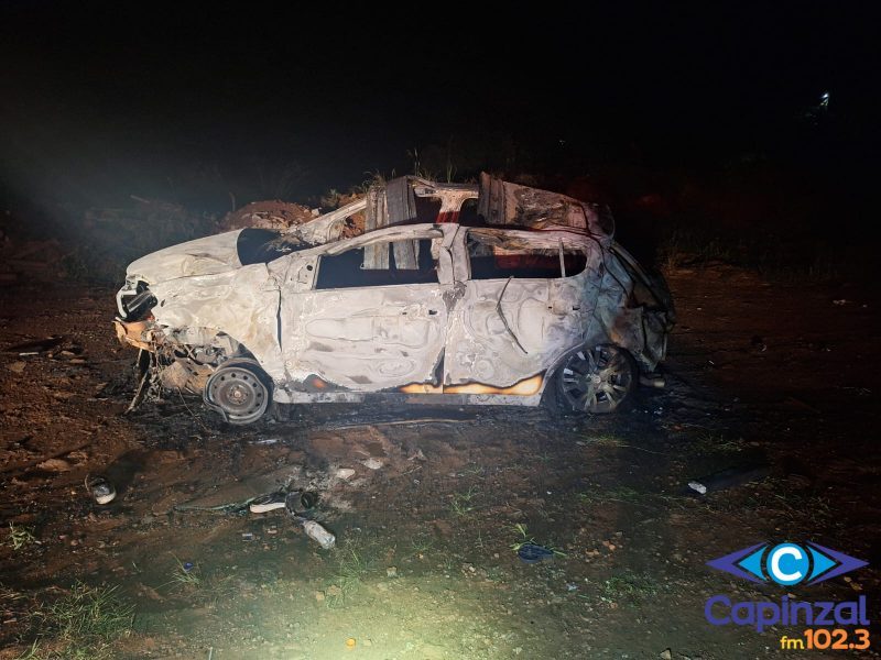 Motorista fica gravemente ferido após carro capotar e pegar fogo no Oeste de SC