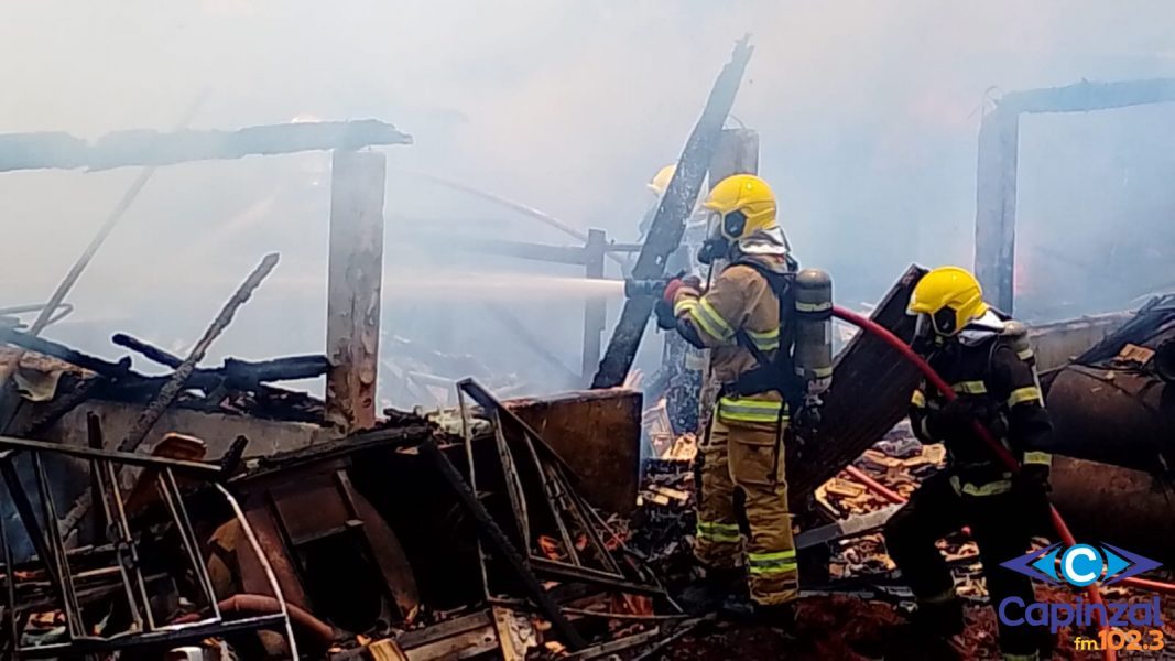 Incêndio destrói grande parte de galpão às margens da BR-282 em Xaxim