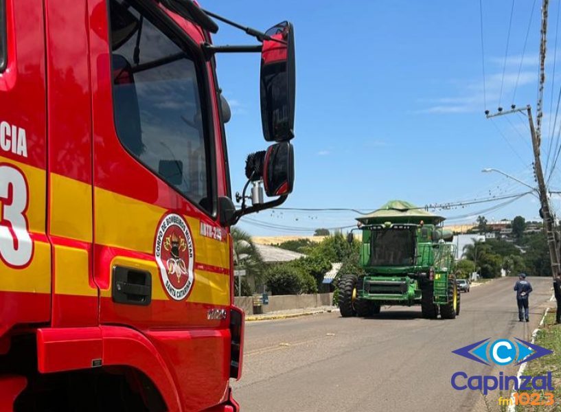 Colheitadeira enrosca em fiação e entorta poste em Zortéa