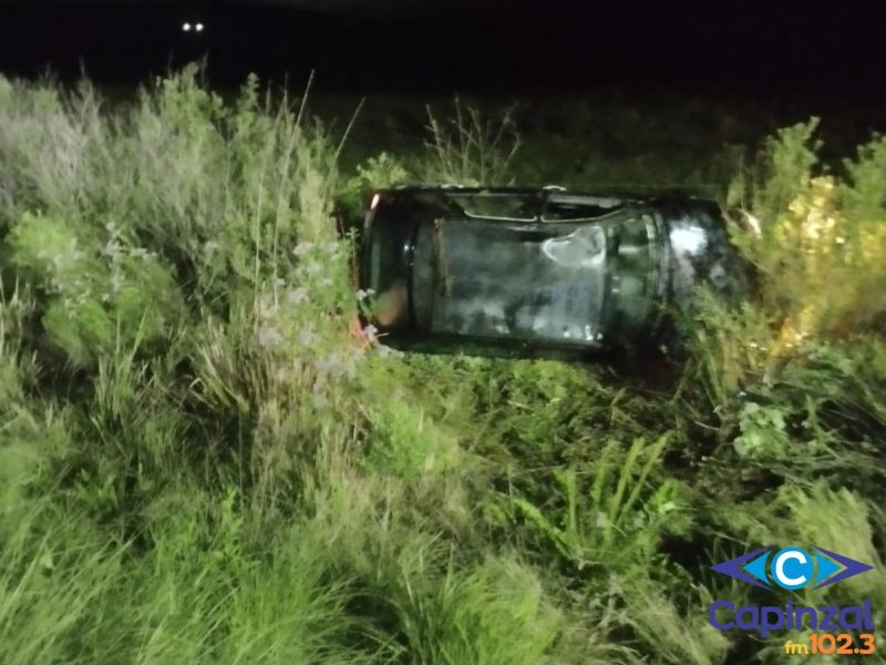 Saída de pista seguida de capotamento deixa dois homens feridos em Curitibanos