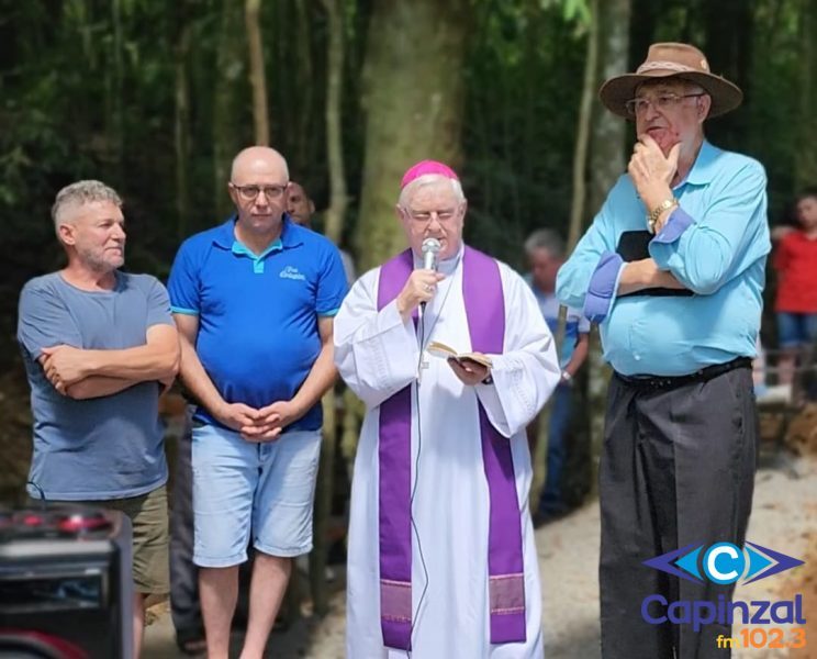 Bispo Diocesano Dom Frei Mário Marquez abençoa Fonte de Frei Crispim em Santa Lúcia, Ouro