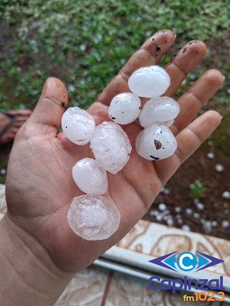 Queda de granizo é registrada na região na tarde desta segunda-feira (24)
