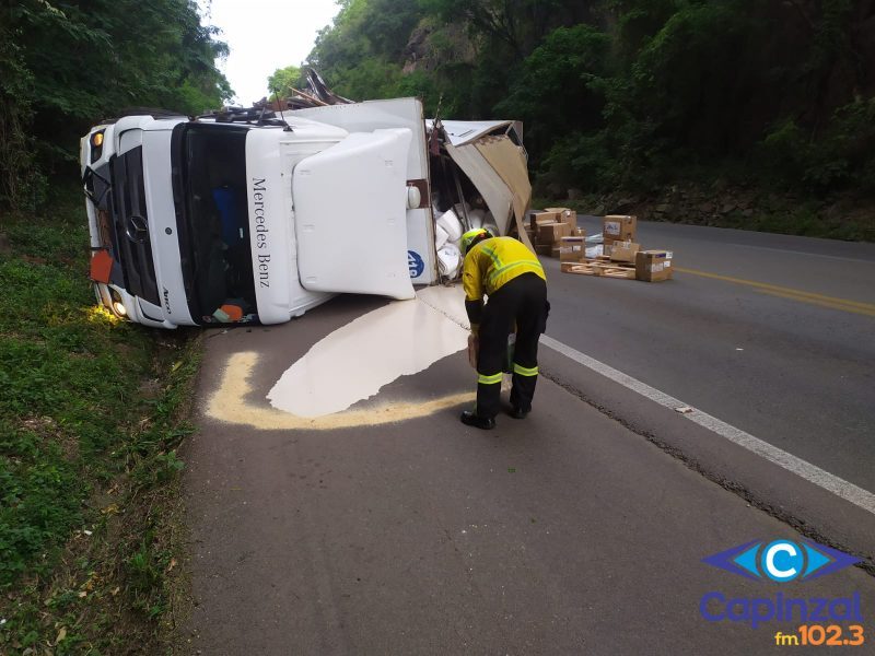 Caminhão tomba na BR-282 e derrama carga de agrotóxicos em Herval d’Oeste