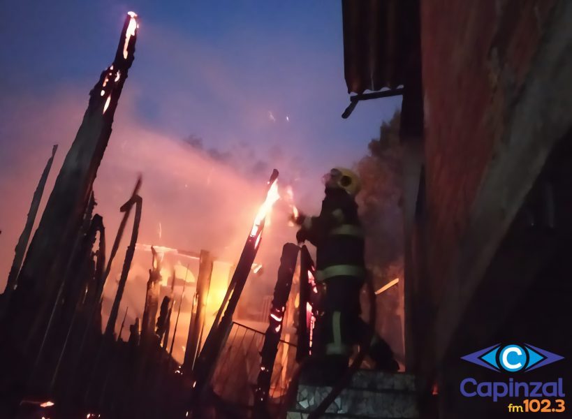 Incêndio criminoso destrói residência e ameaça outras duas casas em Joaçaba; suspeita é presa