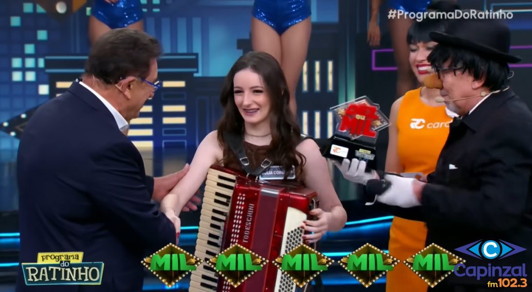 Capinzalense Julia Coroneti encanta no Programa do Ratinho e vence o quadro “Dez ou Mil” com “Telefone Mudo”