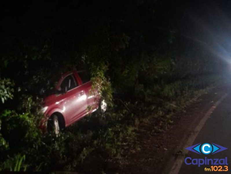 Três pessoas ficam feridas após veículo sair da pista na SC-464