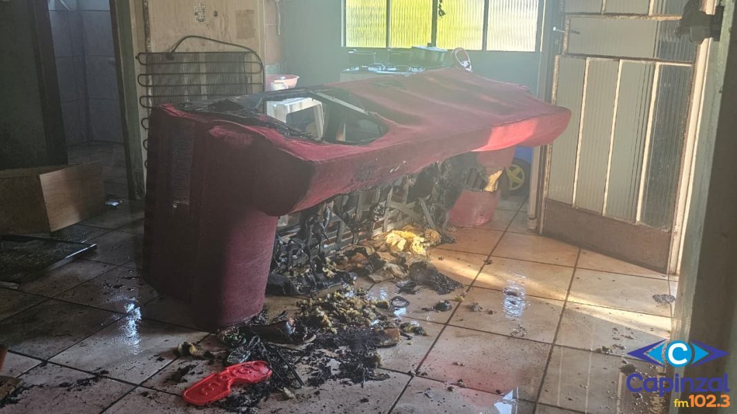 Princípio de incêndio mobiliza bombeiros após criança atear fogo em sofá com isqueiro em Capinzal