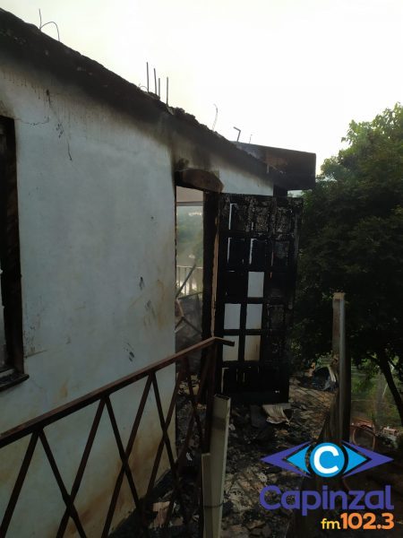 Incêndio na madrugada destrói residência e mobiliza bombeiros em Herval d’Oeste