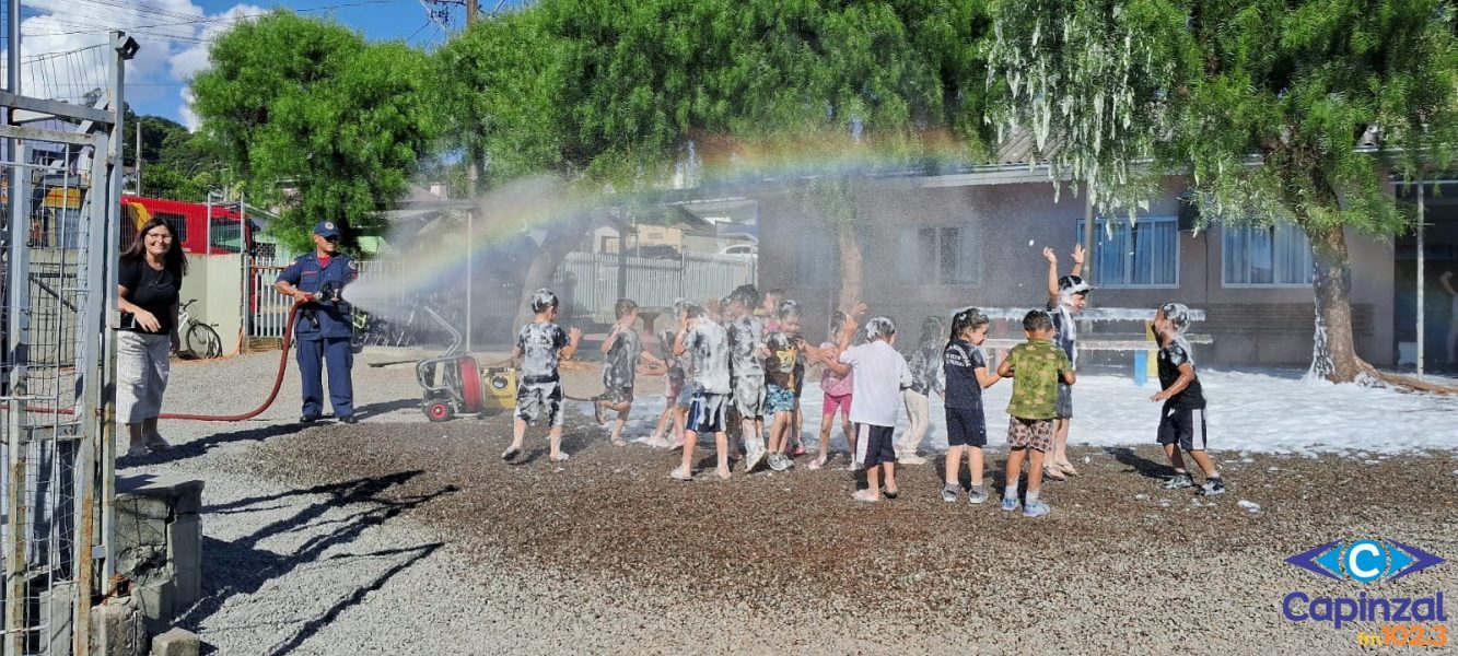 Demonstração dos Bombeiros aproxima alunos da Escola Dr. Vilson Pedro Kleinbuing das ações de combate a incêndios