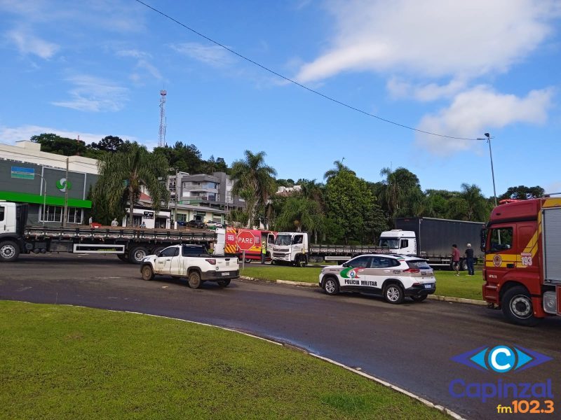 Engavetamento entre três caminhões deixa motorista ferido na BR-282 em Vargem Bonita