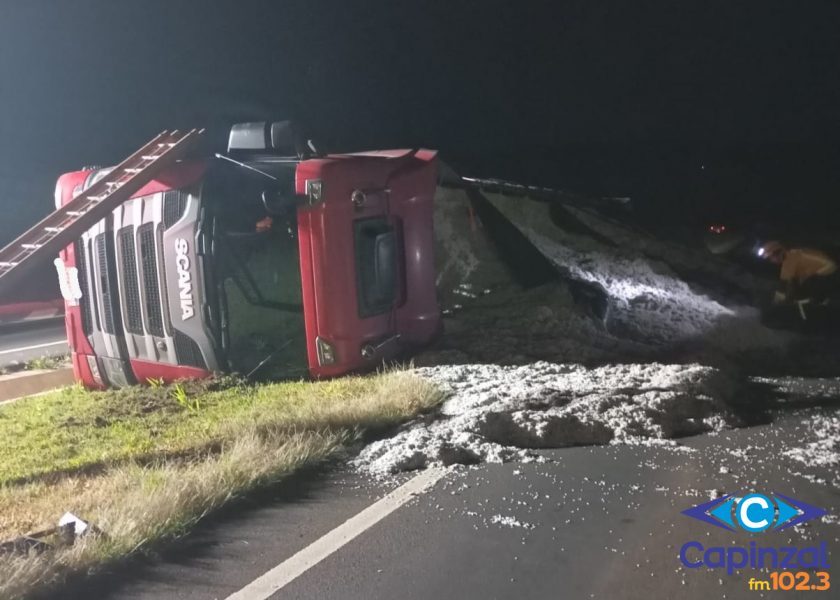 Carreta carregada com algodão tomba na BR-158 em Cunha Porã