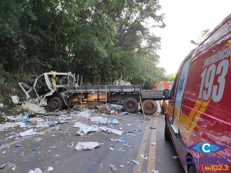 Caminhão carregado de papel reciclado sai da pista e motorista fica ferido em Joaçaba