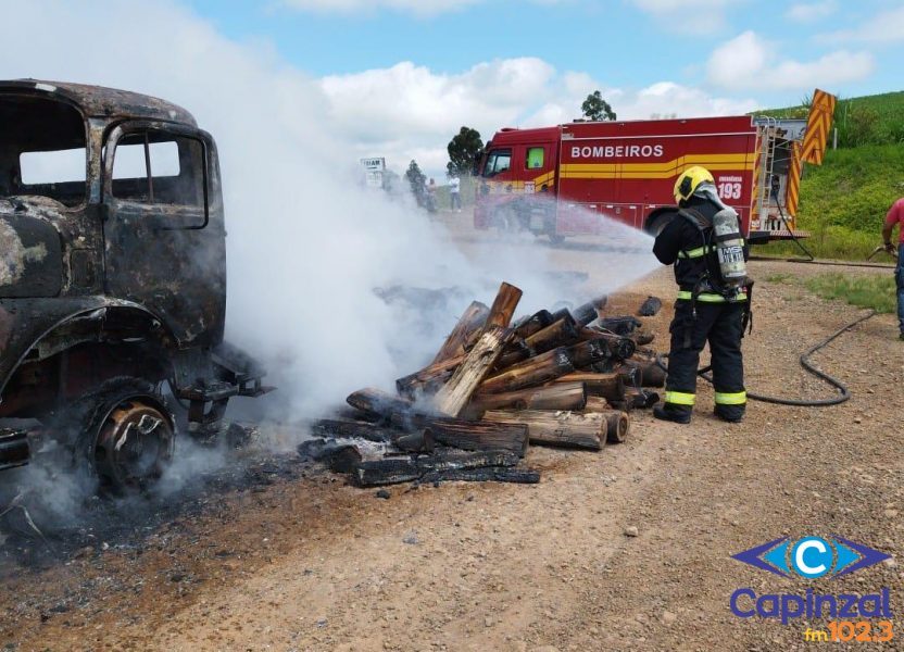 Incêndio destrói caminhão com placas de Joaçaba, carregado de madeira no interior de Ibiam