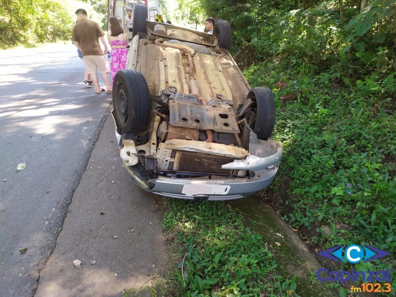 Capotamento é registrado na SC-150 e deixa duas pessoas feridas em Luzerna