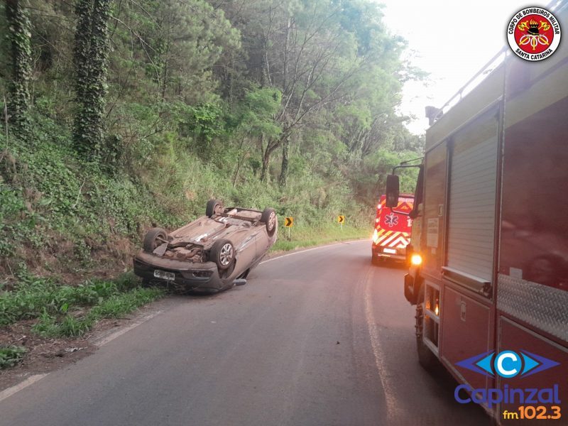 Jovem de 18 anos fica ferido em saída de pista seguida de capotamento na SC-464
