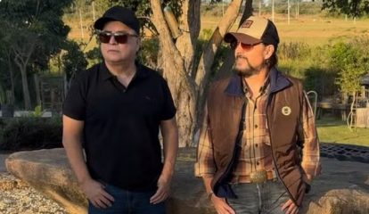 Mauri está a direita na foto