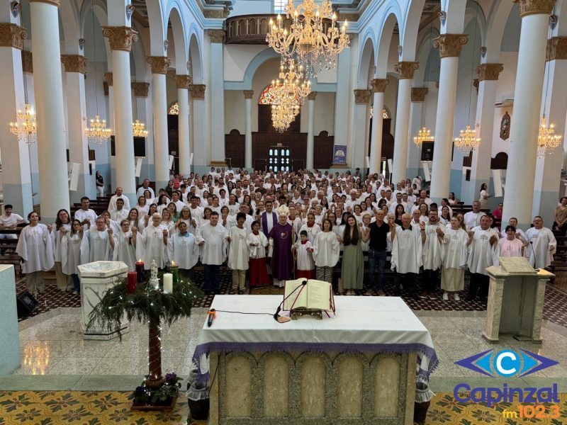 Paróquia São Paulo Apóstolo reúne cerca de 300 ministros na celebração de renovação da instituição