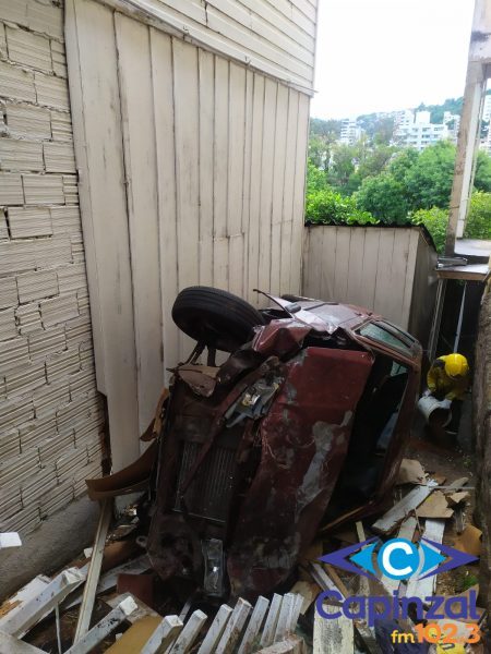 Carro invade residência e motorista fica ferido em Joaçaba