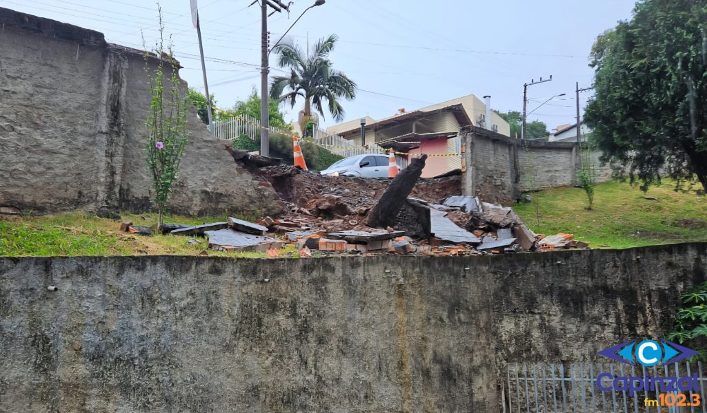 Muro próximo da igreja matriz desaba após colisão de veículo em Capinzal