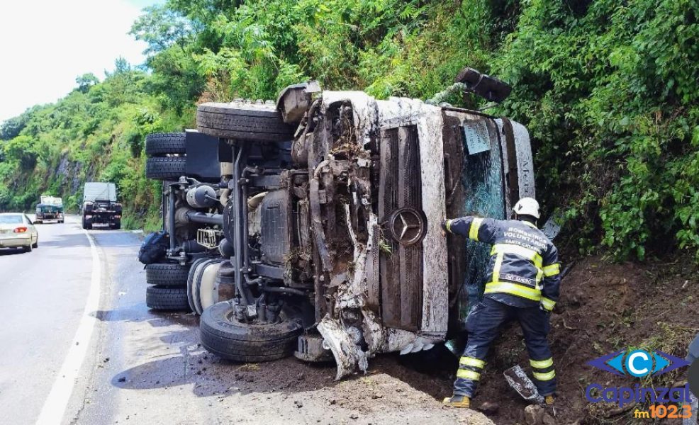 Caminhão sai da pista e atinge paredão na BR-153 em Irani