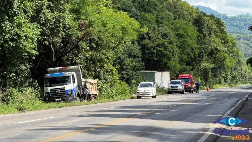 Colisão entre caminhões mobiliza Bombeiros na BR-282 em Joaçaba; motorista evita choque frontal