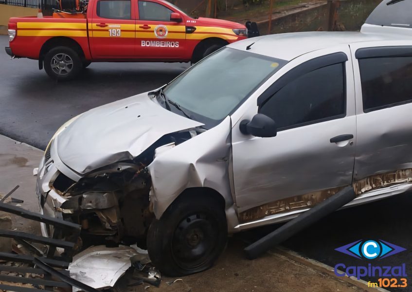 Colisão entre dois carros deixa mulher ferida em Campos Novos