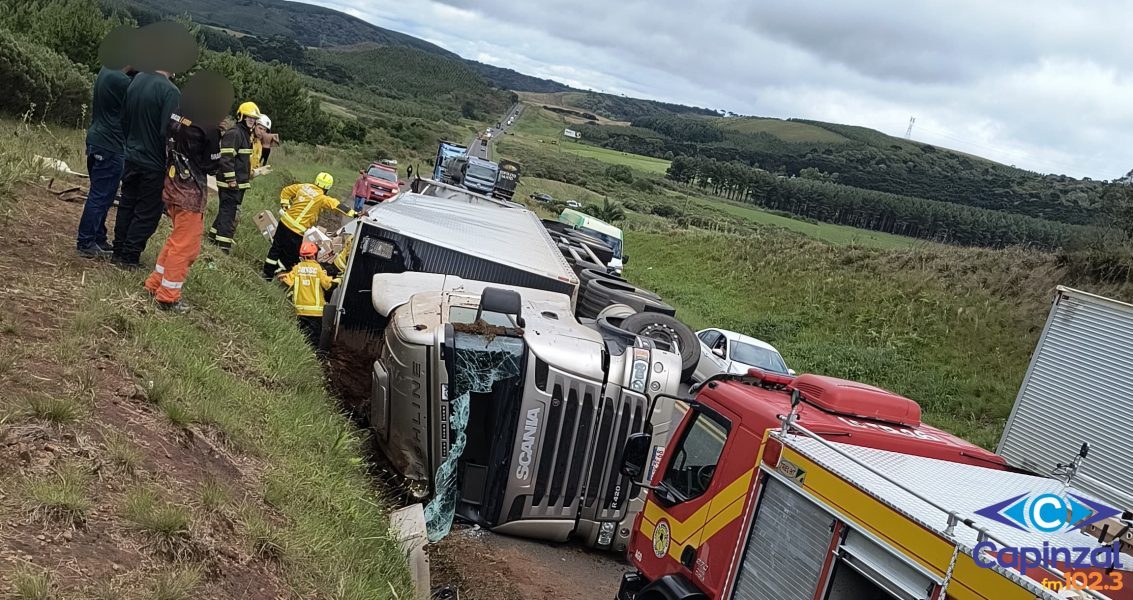 Motorista morre após caminhão tombar em Água Doce; parte da carga de conjuntos de ar-condicionado foi saqueada