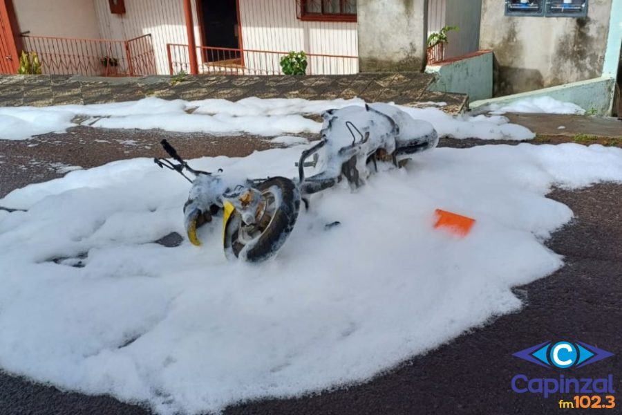 Motocicleta pega fogo e fica destruída em Capinzal