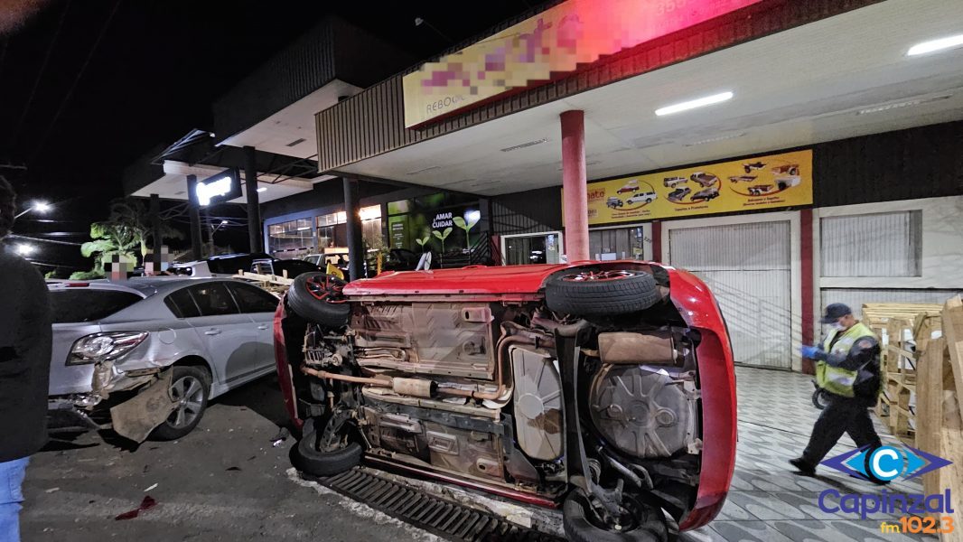 Veículo tomba e colide em carro estacionado em Ouro