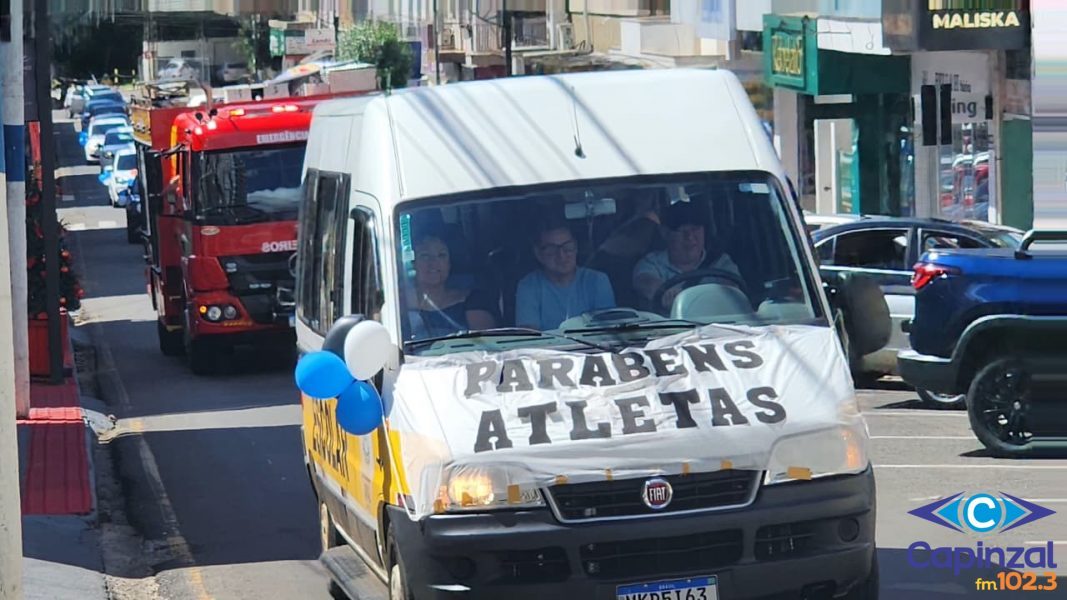 Atletas da APAE de Capinzal são recebidos com festa após conquista em Olimpíadas Especiais em Brasília
