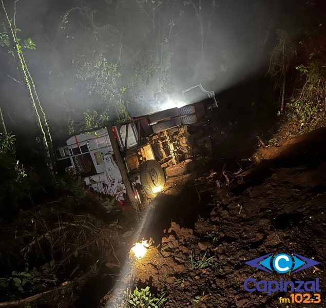 Caminhão carregado com ração sai da pista e capota na SC-155, em Seara